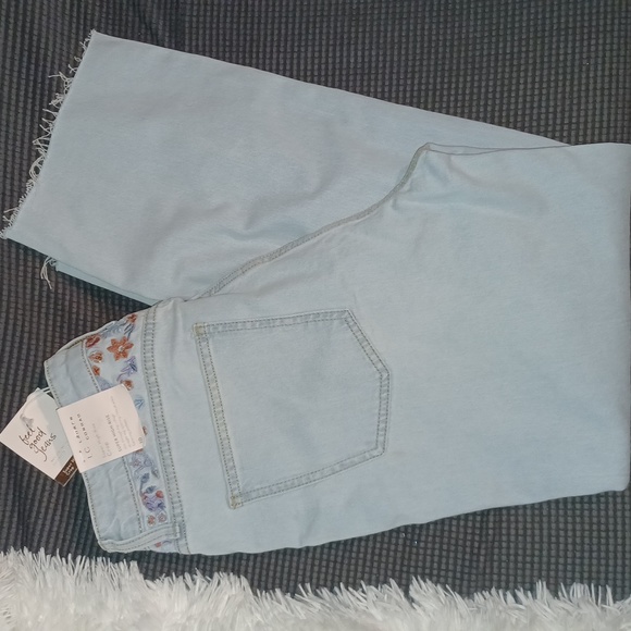 Super High Rise Crop - Picture 6 of 7